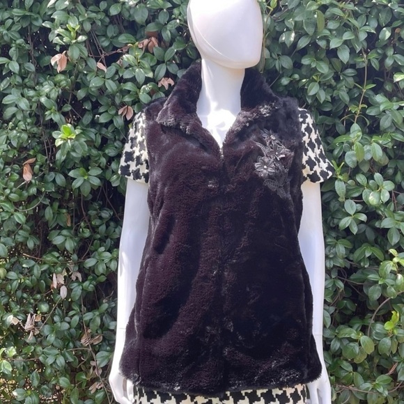 Marc NY Vegan Fur Embroidered Floral Appliqué Vest Size Large - Picture 1 of 12